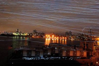 بالصور.. سرب حمام يضيء سماء نيويورك في عرض فني مبهر