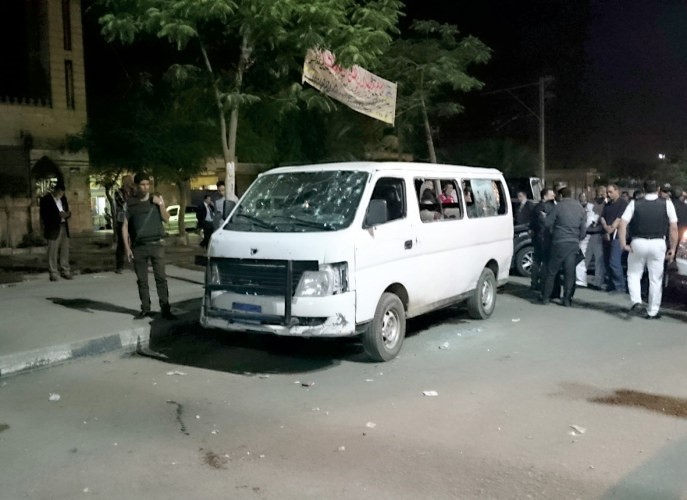 سيارة الميكروباص التي تعرضت للهجوم الذي اسفر عن استشهاد 8 من افراد الشرطة اپ