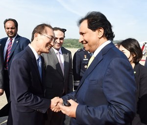 سمو الشيخ جابر المبارك مصافحا مستقبليه 