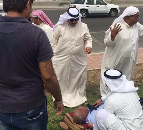 بالصور.. النائب ماجد موسى يشارك بإسعاف مصاب اندلعت النيران في سيارته بعد حادث مروري