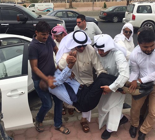 بالصور.. النائب ماجد موسى يشارك بإسعاف مصاب اندلعت النيران في سيارته بعد حادث مروري