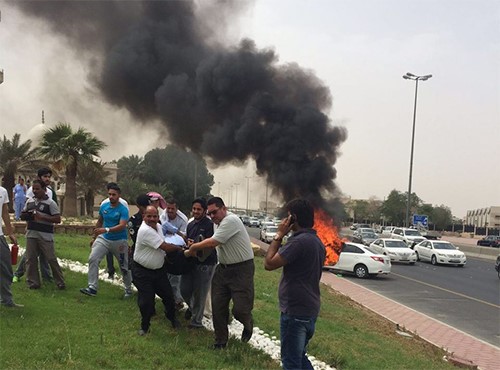 بالصور.. النائب ماجد موسى يشارك بإسعاف مصاب اندلعت النيران في سيارته بعد حادث مروري