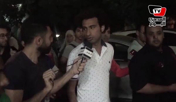 بالفيديو.. علي ربيع سبّب أزمة صور "السيلفي" في عزاء وائل نور؟!