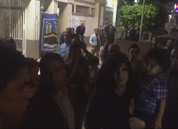بالصور.. فيفي عبده ولفتة إنسانية مع ابن وائل نور في عزاء والده