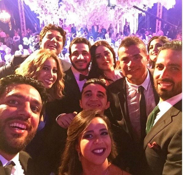 بالصور.. عمرو دياب يتسبب في أزمة للسبكي خلال حفل زفاف نجله