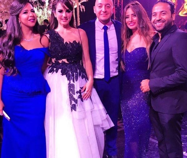 بالصور.. عمرو دياب يتسبب في أزمة للسبكي خلال حفل زفاف نجله