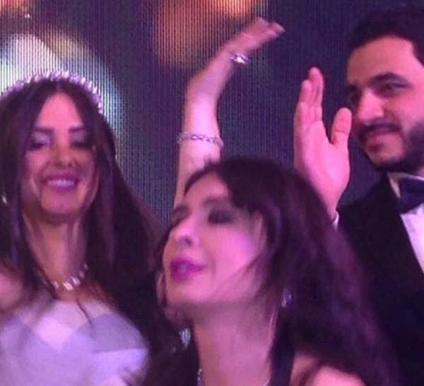 بالصور.. عمرو دياب يتسبب في أزمة للسبكي خلال حفل زفاف نجله