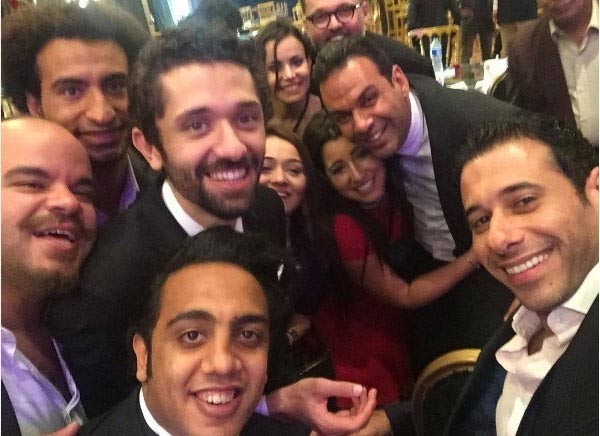 بالصور.. عمرو دياب يتسبب في أزمة للسبكي خلال حفل زفاف نجله