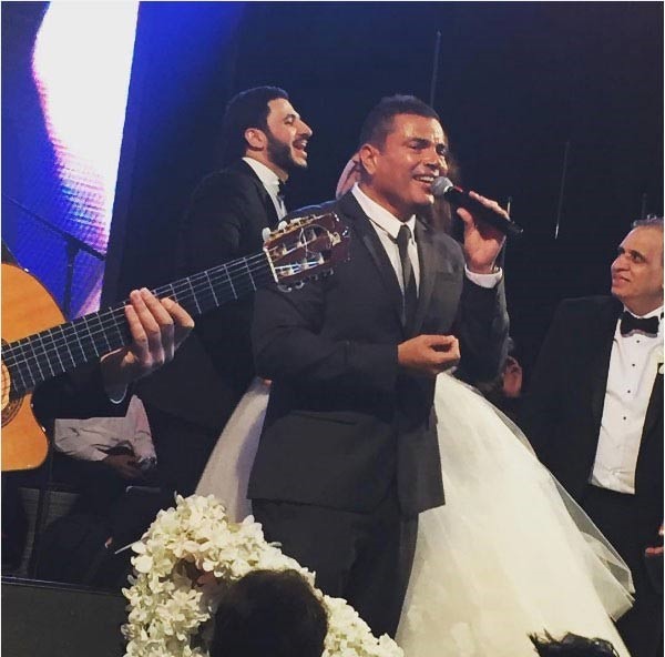 بالصور.. عمرو دياب يتسبب في أزمة للسبكي خلال حفل زفاف نجله