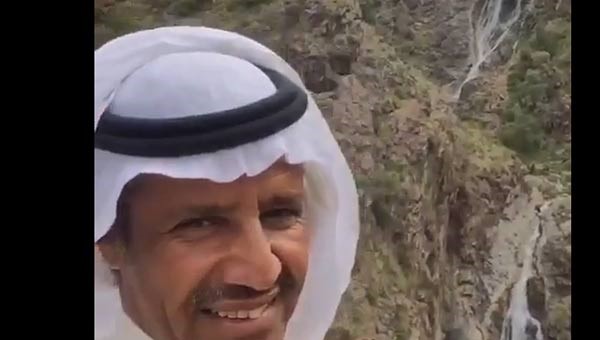 بالفيديو.. الفنان خالد عبدالرحمن ينقل مشاهد من جمال الطبيعة بمنطقة الباحة