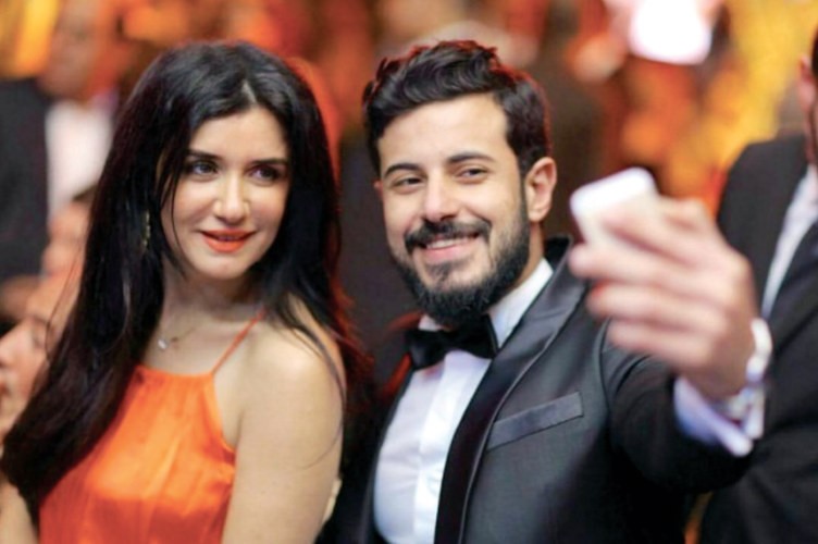 غادة عادل مع احد الحضور﻿
