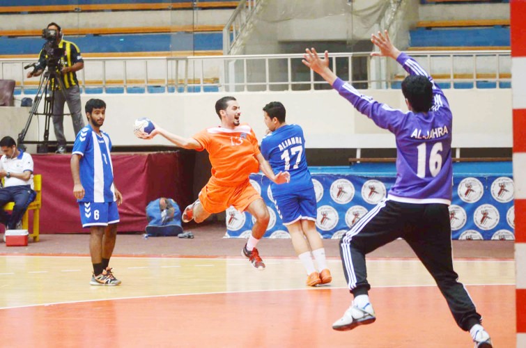 لاعب كاظمة وليد الجيماز مخترقا دفاع الجهراء في لقاء سابق