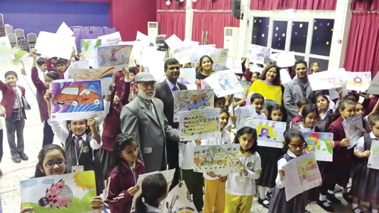 الاطفال خلال الرسم 