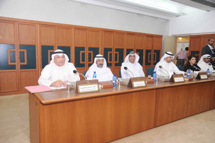 الشيخ خالد الجراح اثناء اجتماع لجنة الاولويات