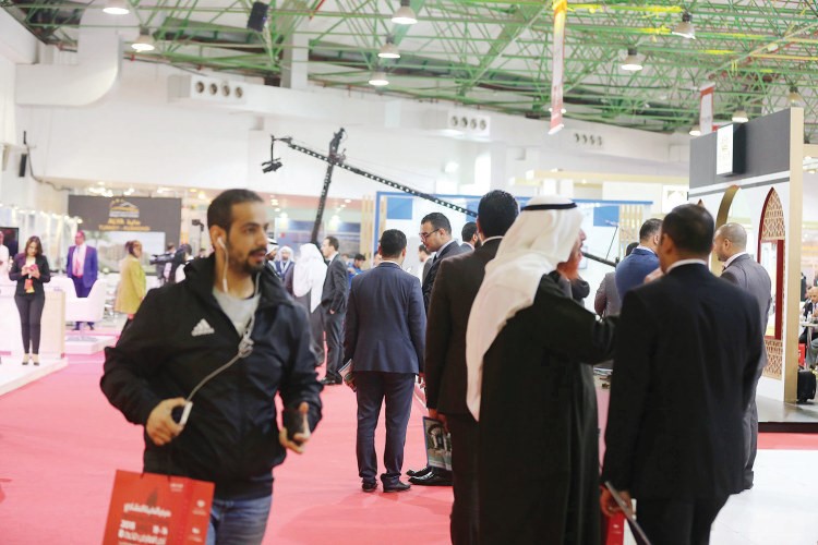اقبال جماهيري كبير على معارض النخبة