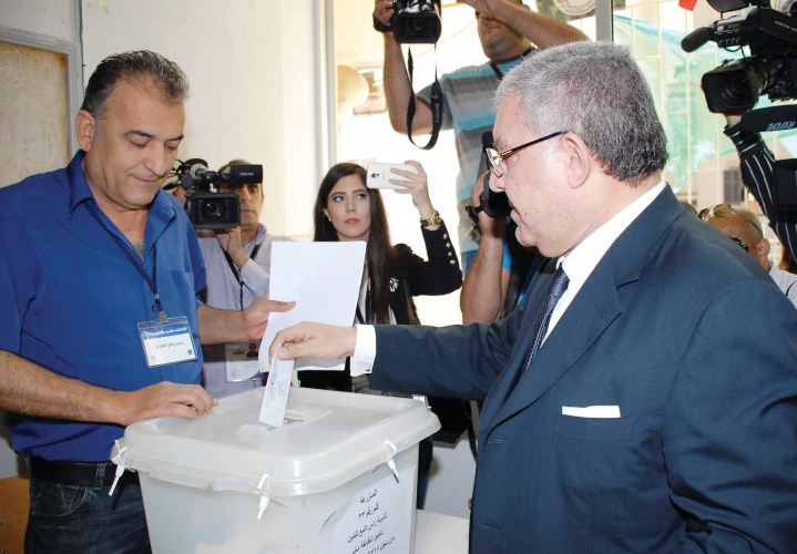  ووزير الداخلية نهاد المشنوق مقترعا
