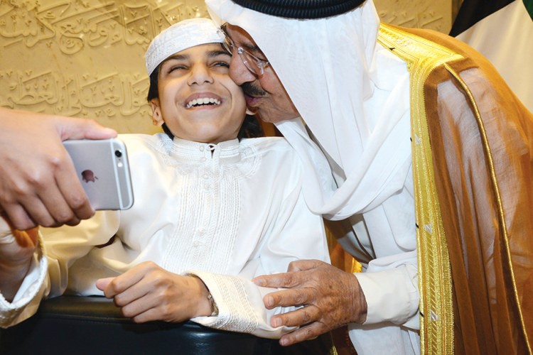 صاحب السمو الامير مقبلا الطفل غانم المفتاح 