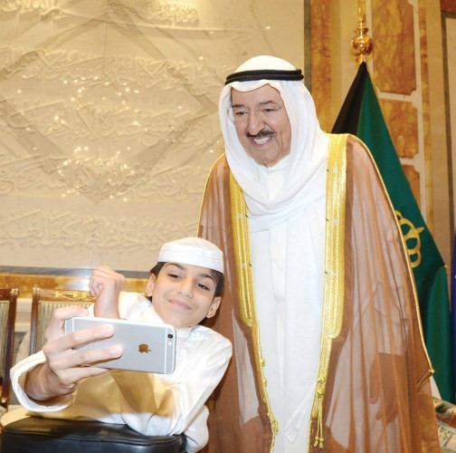 الطفل غانم المفتاح يلتقط سيلفي مع صاحب السمو 