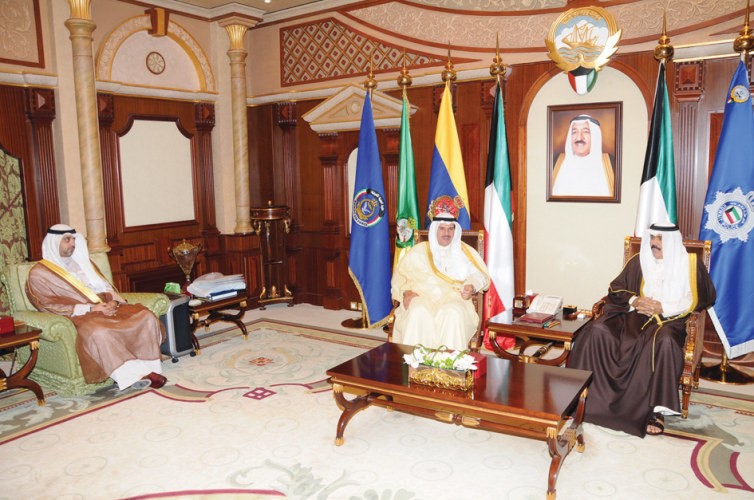 سمو ولي العهد خلال استقباله الشيخ سلمان الحمود والشيخ محمد العبدالله