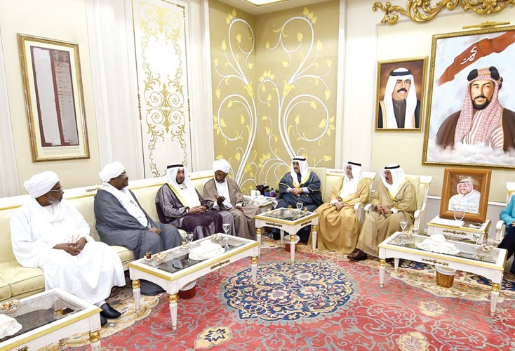 سمو الشيخ ناصر المحمد مستقبلا عبدالرحمن سوار الذهب بحضور دعبدالله المعتوق والشيخ دسالم الجابر وداسماعيل الشطي
