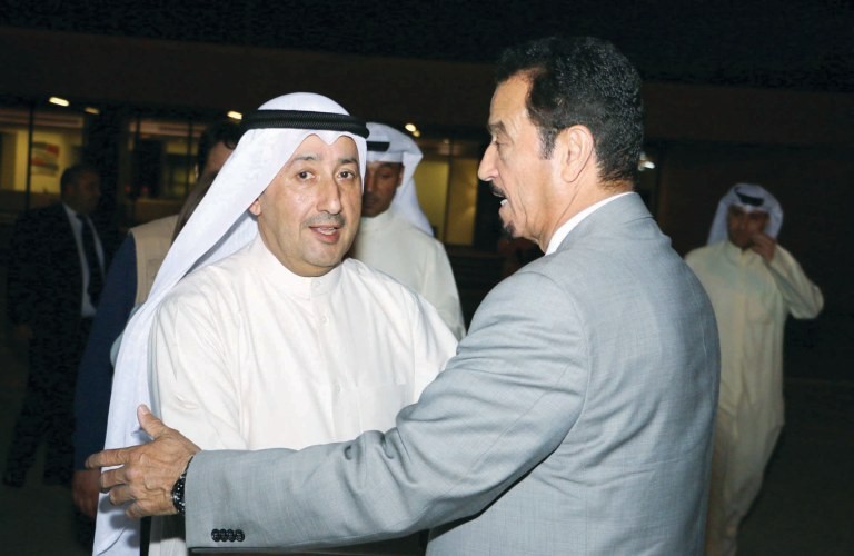 السفير دحمد الدعيج مودعا محمد العسعوسي في ختام الزيارة﻿