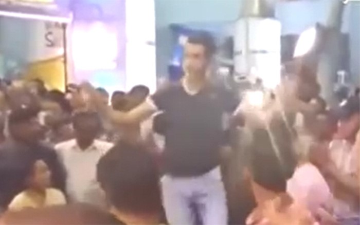 بالفيديو.. مصريون يتبارون بالرقص بالشارع في الكويت بجانب دورية الشرطة على انغام الموسيقى الصاخبة