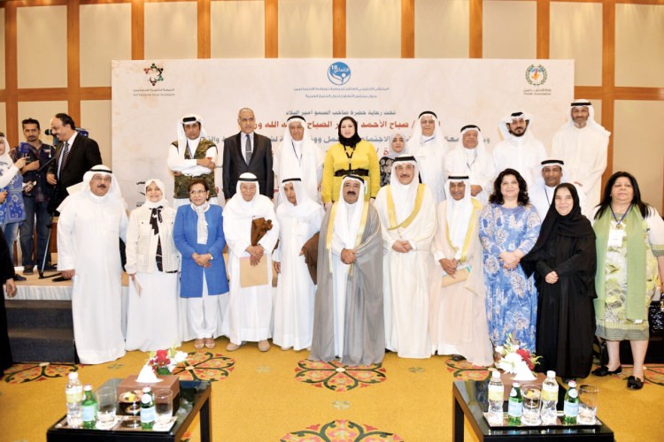 الشيخ ناصر صباح الاحمد وهند الصبيح مع المشاركين والمكرمين في الملتقى