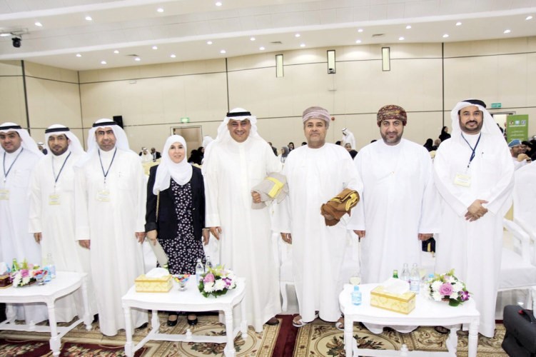 د مطر المطيري ود فاطمة الملا وحمد الخالدي مع المشاركين في الندوة