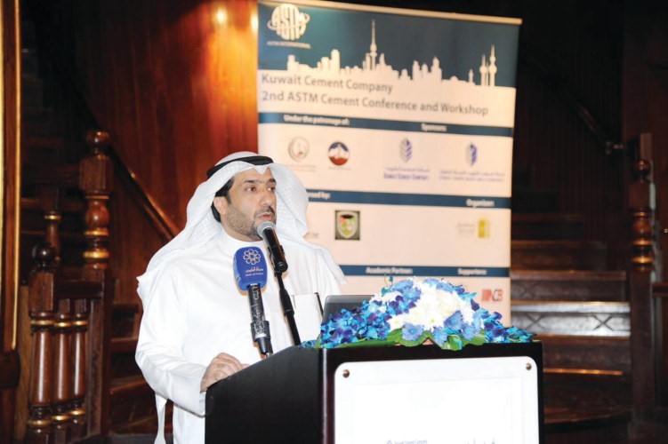 م عبدالمحسن العنزي متحدثا خلال المؤتمر