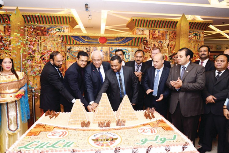 السفير المصري ياسر عاطف يشارك بقطع كيكة الحفل﻿