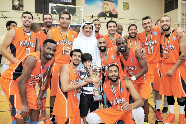 رئيس نادي كاظمة اسعد البنوان
يتوسط نجوم البرتقالي
عقب التتويج