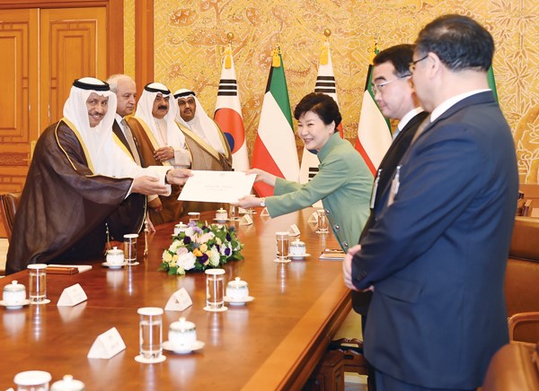 سمو رئيس الوزراء الشيخ جابر المبارك يسلم رئيسة كوريا الجنوبية رسالة من صاحب السمو الامير الشيخ صباح الاحمد