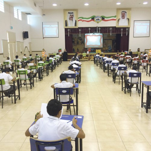 الطلبة في احدى لجان الامتحان