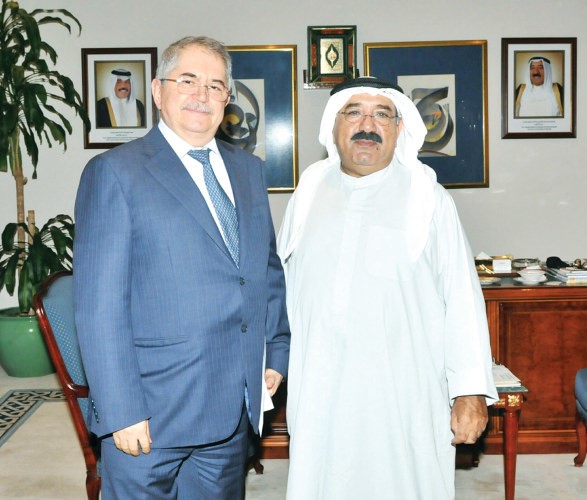 الشيخ ناصر صباح الاحمد مستقبلا سفير رومانيا لدى الكويت﻿