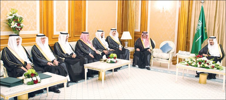 خادم الحرمين الشريفين الملك سلمان بن عبدالعزيز خلال استقباله الوزراء الجدد بعد ادائهم القسم امس	 واس