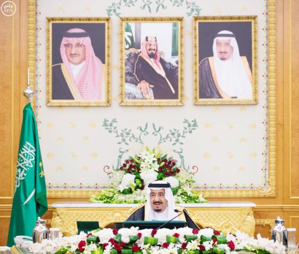 خادم الحرمين الشريفين الملك سلمان بن عبدالعزيز خلال ترؤسه جلسة مجلس الوزراء امس	واس ﻿