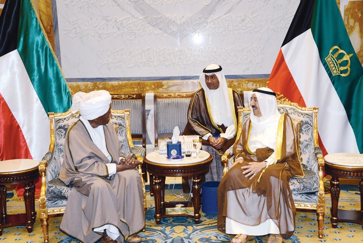 صاحب السمو الامير الشيخ صباح الاحمد مستقبلا المشير عبدالرحمن سوار الذهب﻿