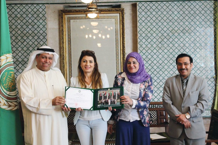 عدنان الخضير وماجد المطيري خلال توزيع شهادات اجتياز الدورة