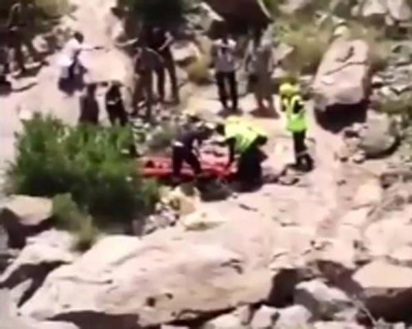 بالفيديو.. لحظة رفع جثة المطلوب "المالكي" بجبال ثقيف