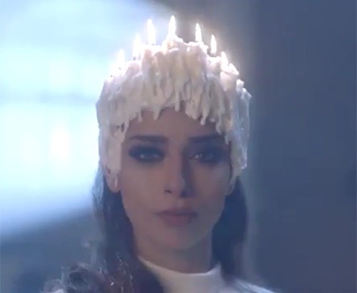 بالفيديو.. بلقيس بماكياج غريب وتعرض شعرها للحرق!