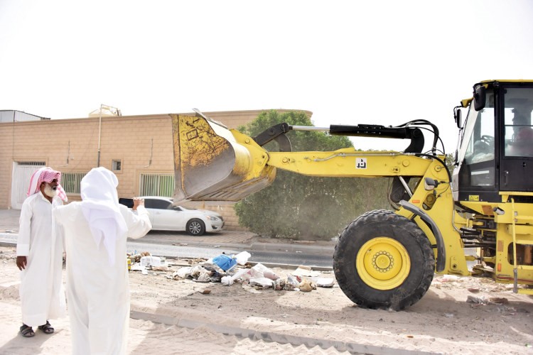 احدى اليات البلدية خلال التنظيف ﻿