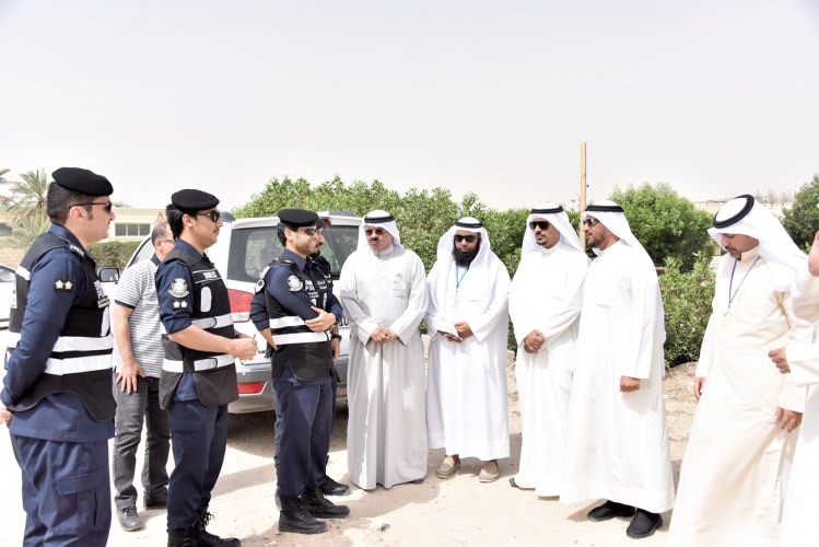 اعضاء فرق البلدية والبيئة والداخلية خلال الحملة ﻿