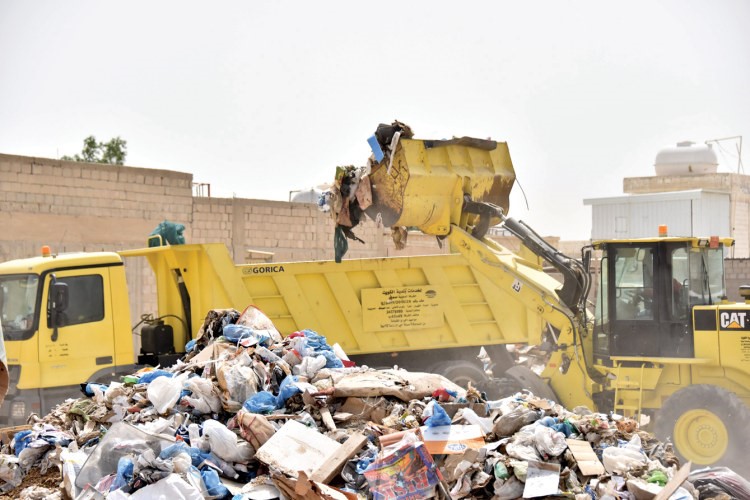 جانب من ازالة المخلفات من اسطبلات الجهراء خلال الحملة التطوعية﻿