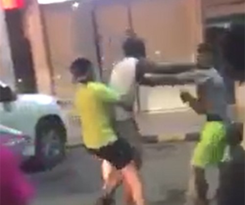 الفيديو.. "هوشة" حارس نادي الهلال مع سعوديين أمام مجمع تجاري 