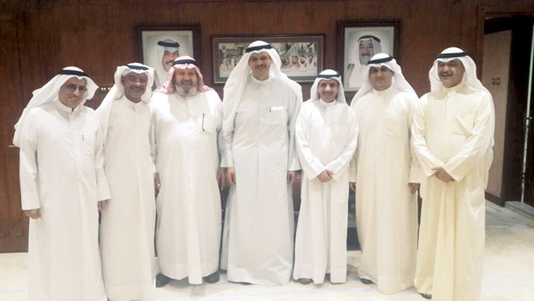 الشيخ سلمان الحمود مع وفد لجنة الاعلام الرياضي ﻿