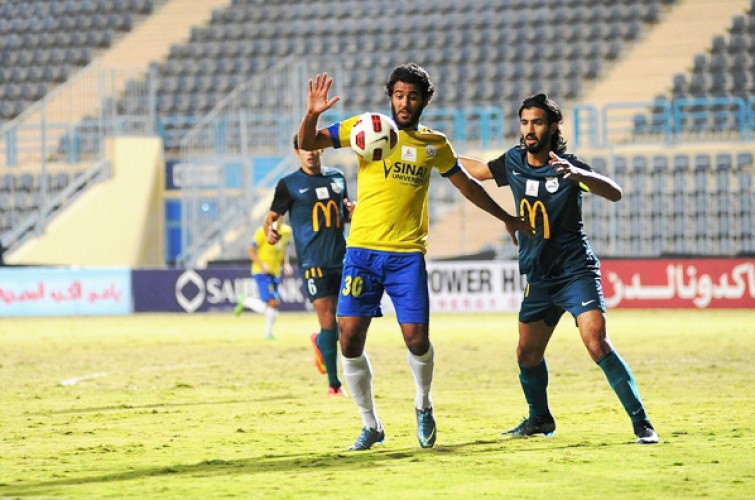 لاعب الاسماعيلي مروان محسن يروض الكرة 