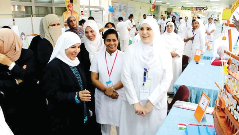 دفاطمة الملا وممرضات المركز الطبي في المعرض﻿