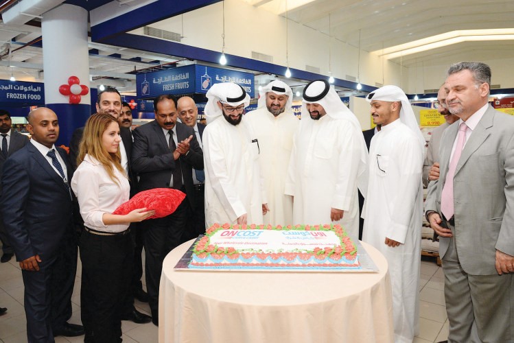 مشاركة بقطع كيكة الافتتاح 