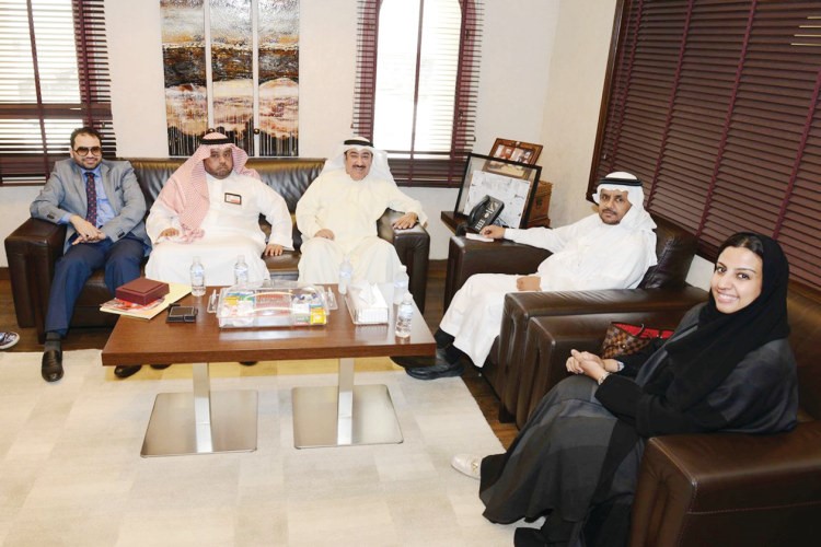 وفد المنظمة العربية للهلال والصليب الاحمر خلال لقائه سعد العلي 