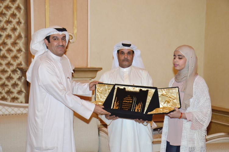 المحامي احمد الشحومي يكرم الطالبة جوري العازمي بحضور والدها محمد العازمي ﻿
